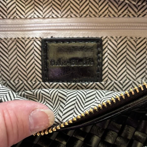 Elegant Black Woven Crossbody Bag with Patterned Strap - Picture 2 of 4